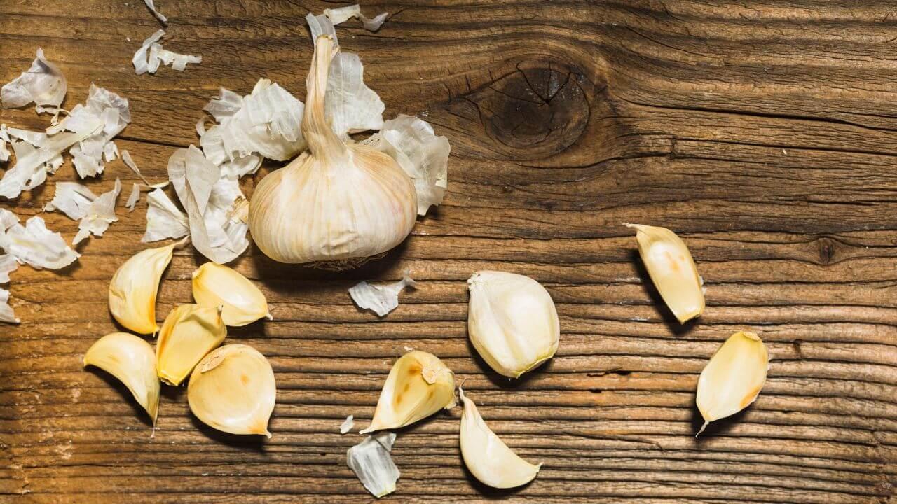 दम्यापासून ते केसांपर्यंत फायदेशीर आहेत लसणाच्या साली, जाणून घ्या फायदे