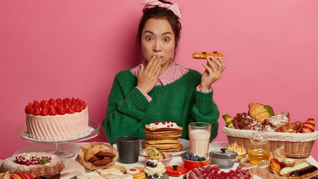 डाएटिंग करताना सतत गोड खाण्याची इच्छा होते? मग ‘हे’ पदार्थ आहेत उत्तम पर्याय