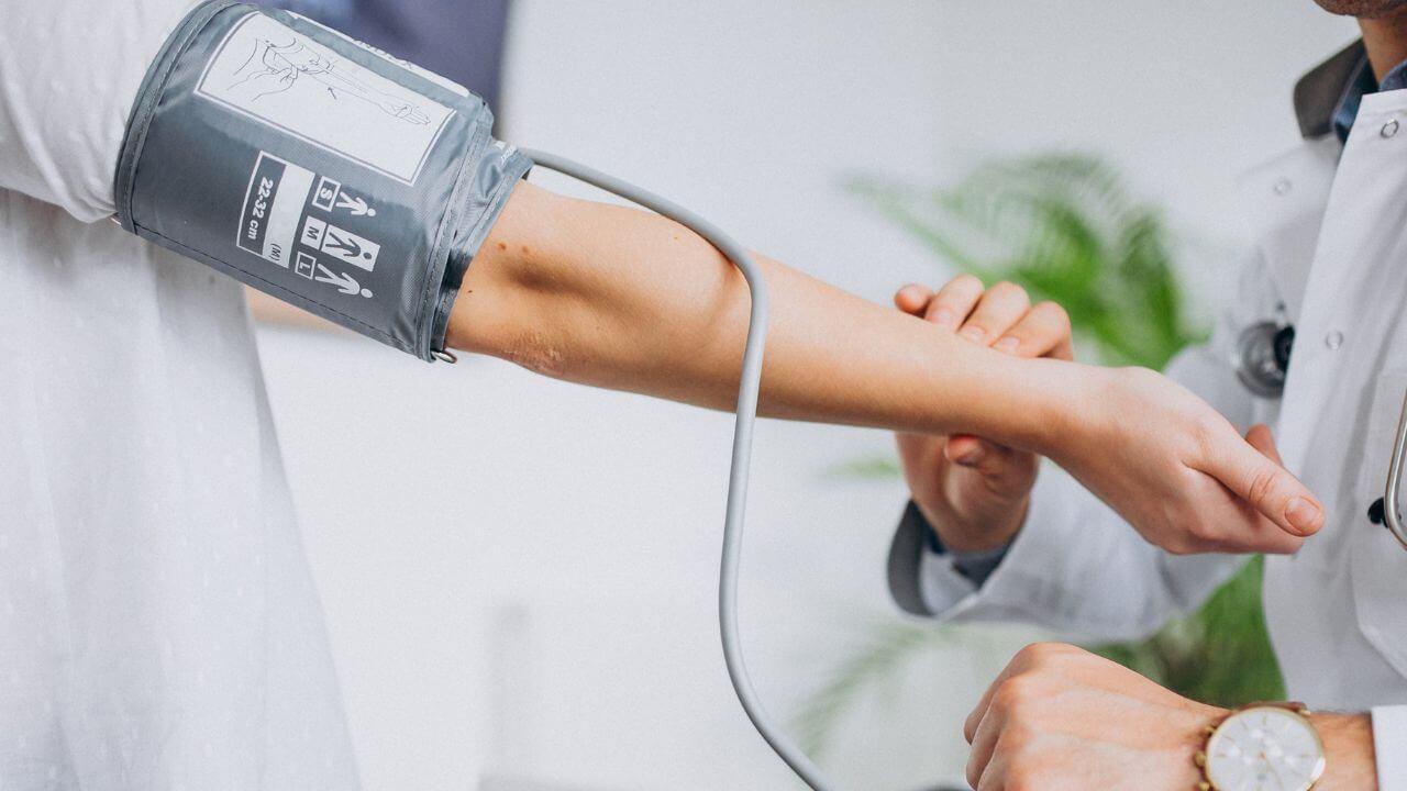 बीपी नियंत्रित करतात ‘या’ औषधी वनस्पती, जाणून घ्या सेवन करण्याची पद्धत