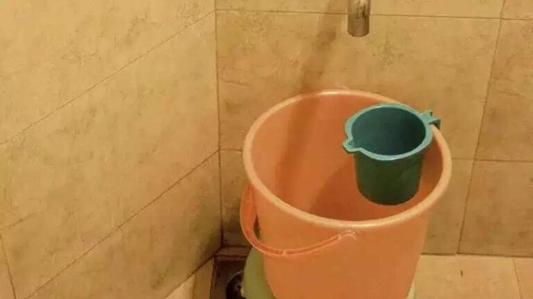 Bathroom Vastu Tips : बाथरूममध्ये चुकूनही ठेऊ नका रिकामी बादली; अन्यथा घरात येईल गरिबी
