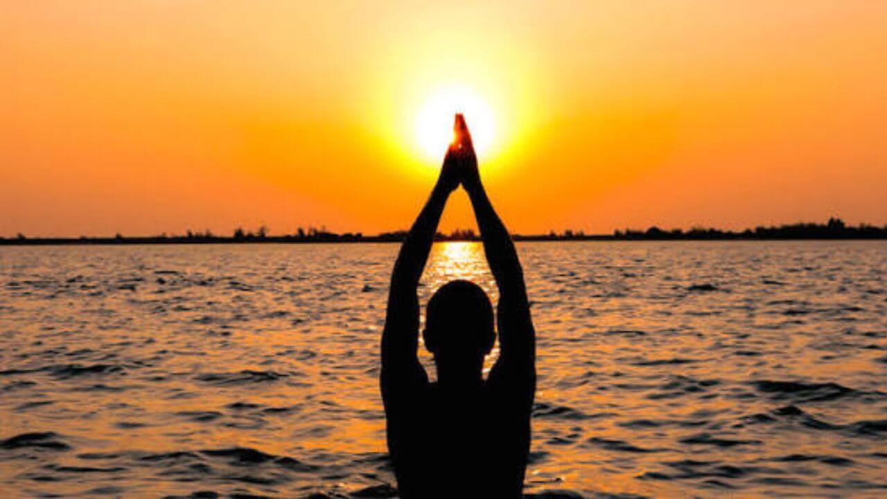 Makar Sankranti 2026 : सूर्य उत्तरायण म्हणजे काय? त्याचा मकर संक्रांतीशी संबंध कसा आला?