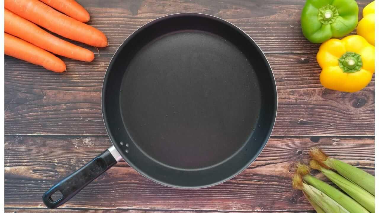 Vastu Tips : रोज रात्री झोपताना तव्यावर ठेवा ‘या’ वस्तू पैसा पाण्यासारखा येईल…