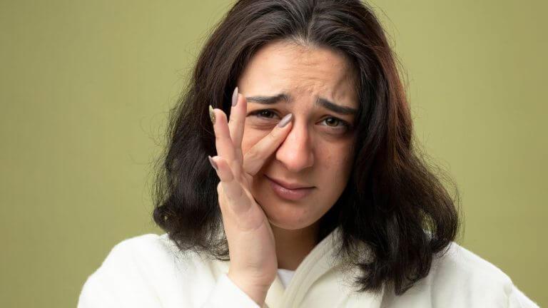 थंडीमुळे डोळ्यांखाली सूज येऊन डोळे विचित्र दिसतात? मग करा ‘हे’ घरगुती उपाय