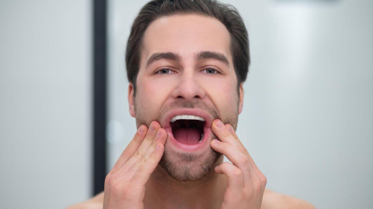 तोंडात सतत धातूसारखी विचित्र चव लागते? मग लगेच करा ‘हे’ उपाय