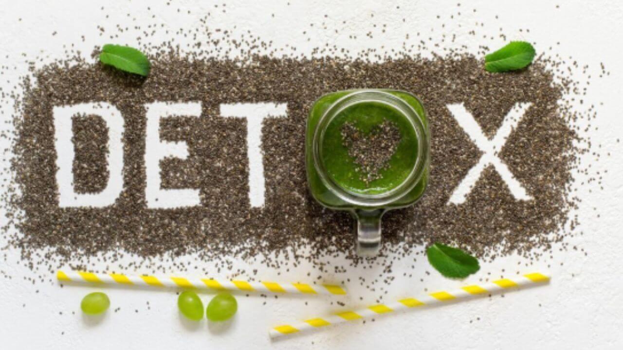 शरीर डिटॉक्स करताना ‘हे’ पदार्थ खाणे टाळा, आतड्यांनाच चिकटून राहतील विषारी पदार्थ