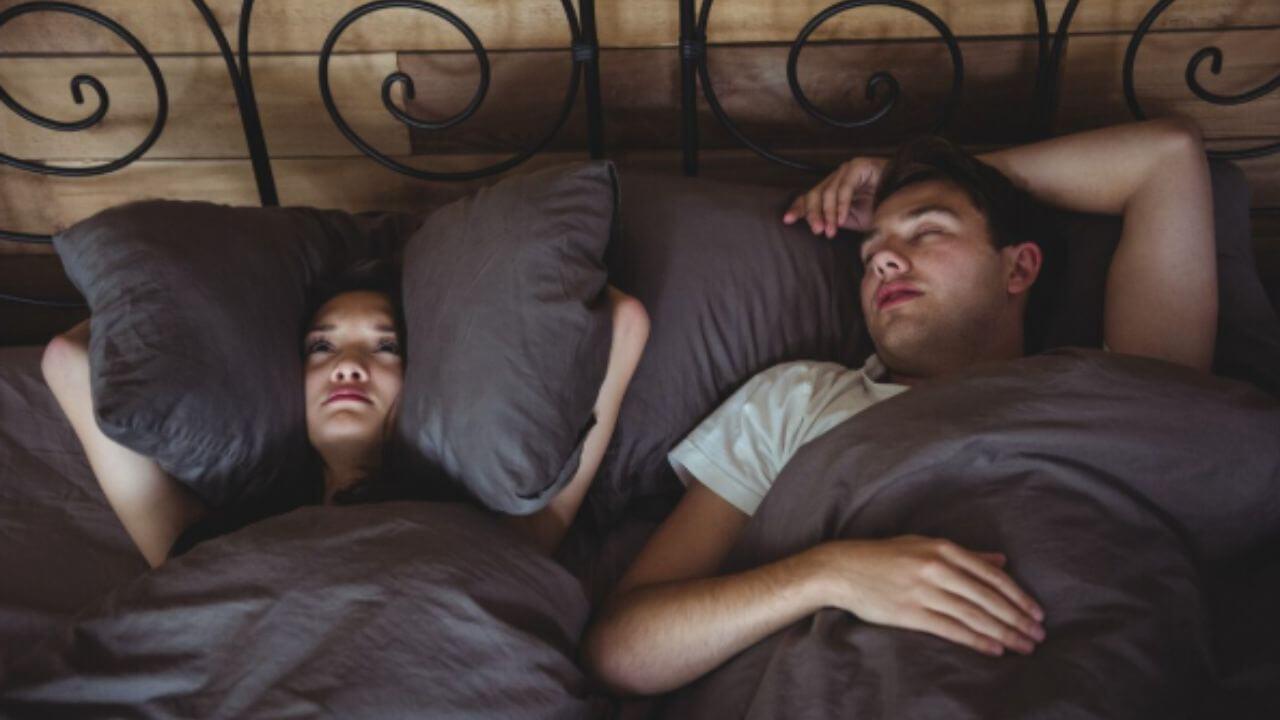 घोरण्याच्या सवयीचा प्रचंड त्रास होतोय? ‘हे’ घरगुती उपाय देतील आराम