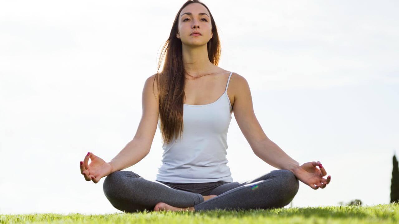 तुम्हाला माहिती आहेत का ध्यान करण्याचे ‘हे’ ४ आश्चर्यकारक फायदे