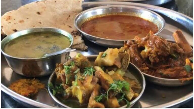 महाराष्ट्रातील हे शहर आहे झणझणीत मटणासाठी प्रसिद्ध