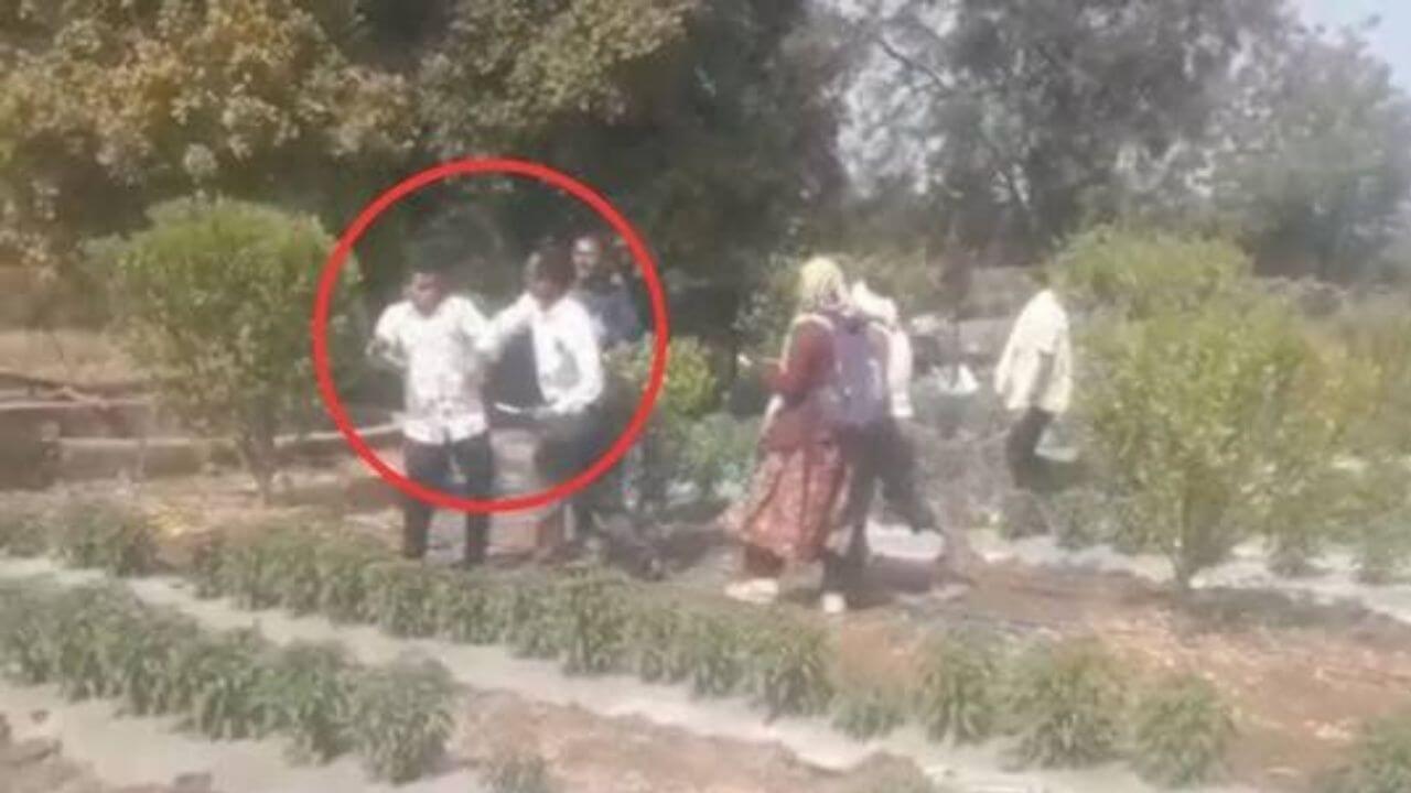 कृषी अधिकाऱ्याकडून शेतकऱ्याला मारहाण; धक्कादायक व्हिडीओ सोशल मीडियावर व्हायरल