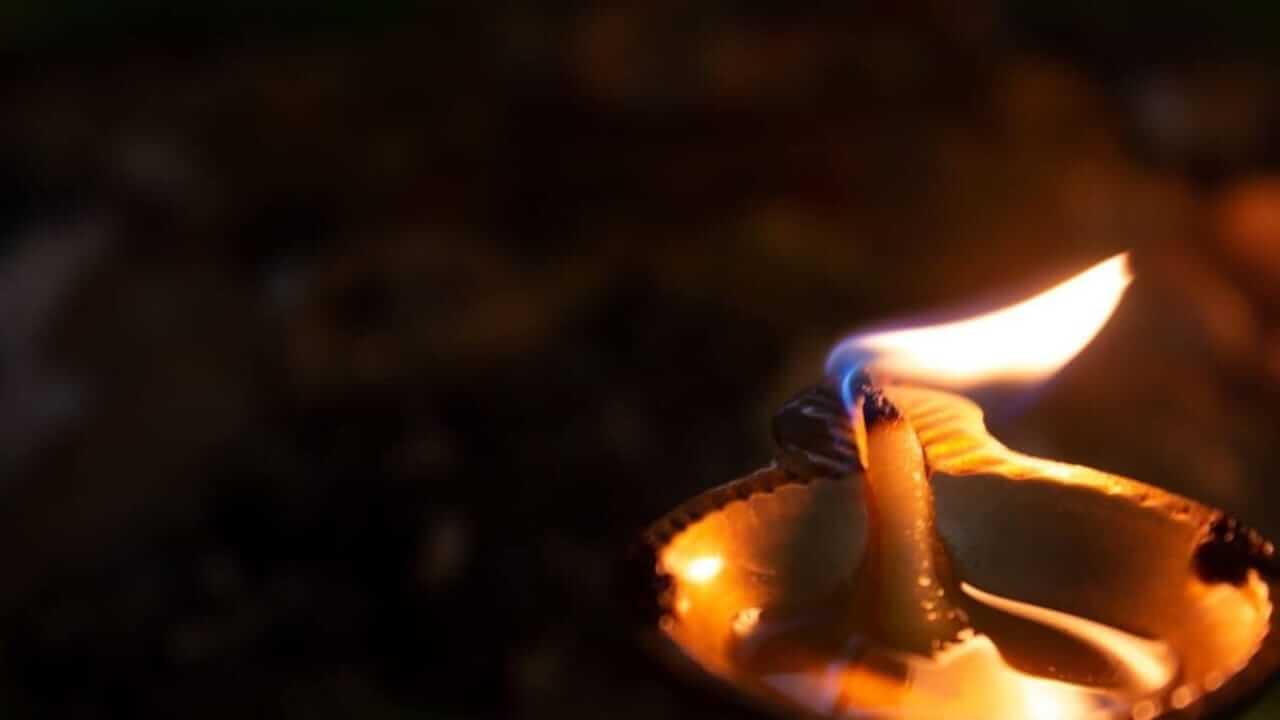 Vastu Tips : दिव्याची वात पूर्णपणे जळणे किंवा अर्धी वात जळणे काय आहेत संकेत…