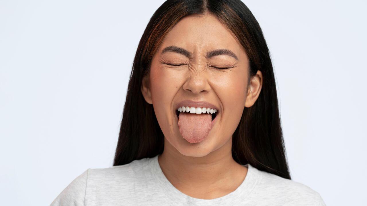 जिभेवर फोड येऊन खाणंपिणं कठीण झालंय? ‘हे’ घरगुती उपाय देतील आराम