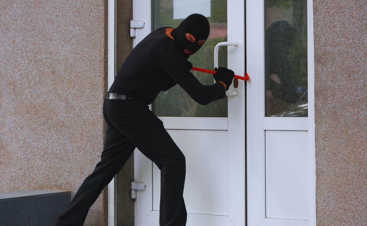 अवघ्या 22 मिनिटात घर फोडून अडीच कोटींची चोरी; नागपुरातील कुटुंबासोबत नेमकं काय घडलं?