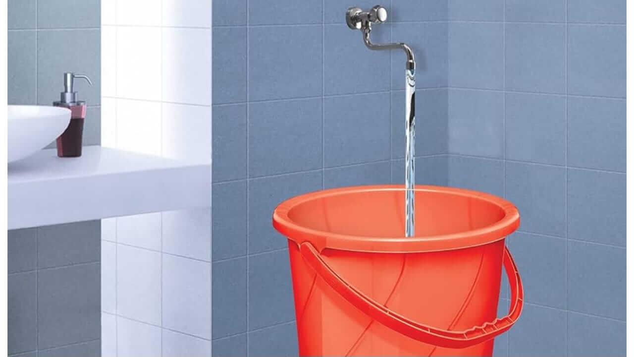 Vastu Tips : बाथरूममध्ये लाल रंगाची बादली अशुभ का मानली जाते? जाणून घ्या…