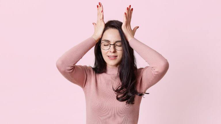 महिलांमध्ये मूड स्विंग्स निर्माण करतात ‘हे’ हार्मोन्स, जाणून घ्या कसे नियंत्रित करावे