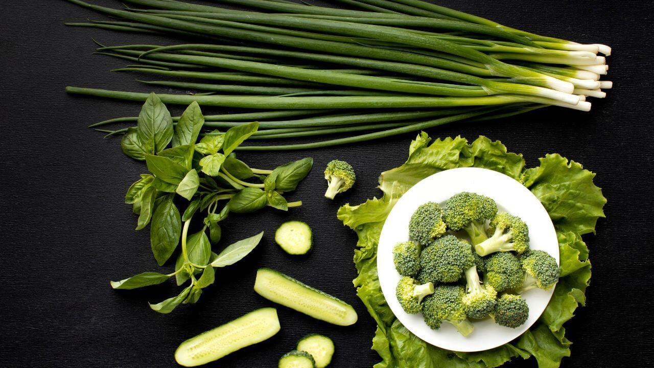 दररोज हिरव्या पालेभाज्या का खाव्यात? जाणून घ्या पौष्टिक गुणधर्म आणि फायदे