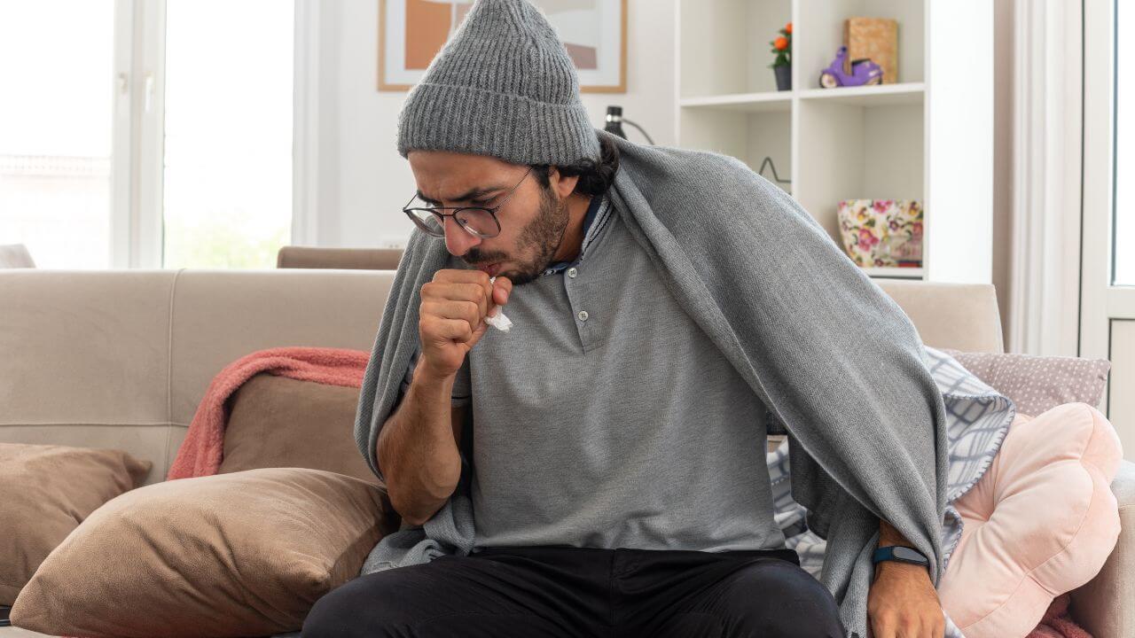 रात्री नेमकं झोपतानाच खोकला येतो? ‘हे’ घरगुती उपाय घशाला देतील आराम