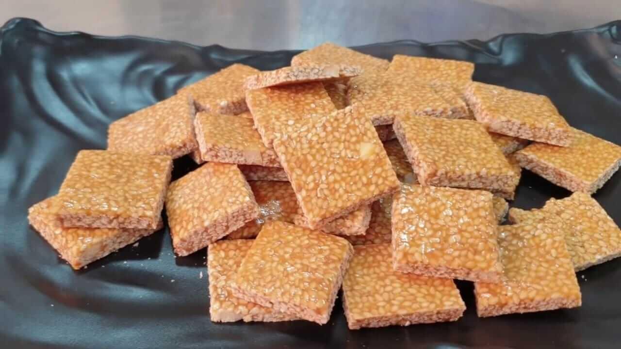 Makar Sankranti 2026 : मकर संक्रांत स्पेशल! तोंडात टाकताच विरघळेल अशी तिळाची वडी पाहा सोपी रेसिपी…