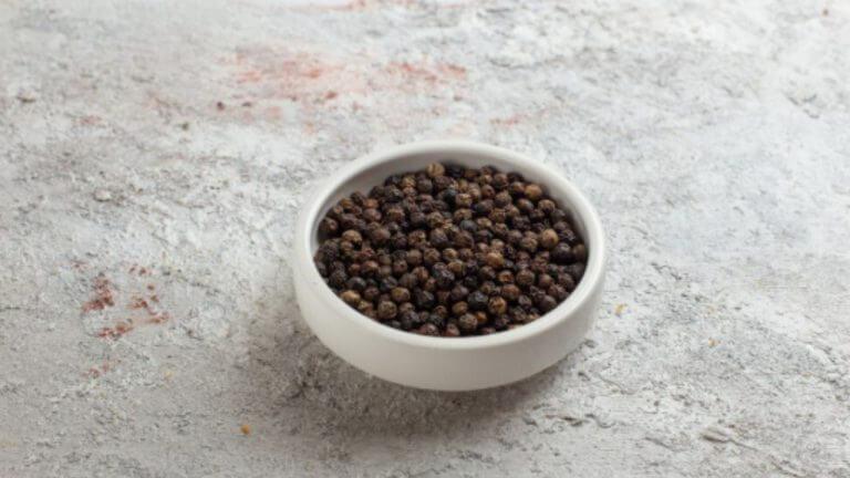 ‘या’ लोकांनी अजिबात खाऊ नये काळी मिरी, आरोग्यावर होतील वाईट परिणाम