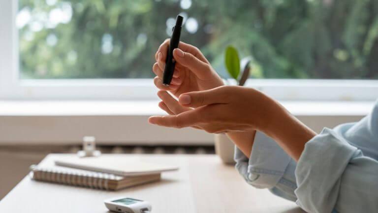 डायबिटीसच्या रुग्णांनी अजिबात खाऊ नयेत ‘हे’ ५ पदार्थ, वेगाने वाढते शुगर लेव्हल