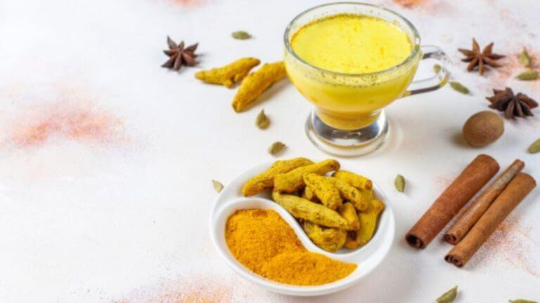 रोज रात्री झोपताना प्या हळदीचे दूध, फायदे जाणून वाटेल आश्चर्य