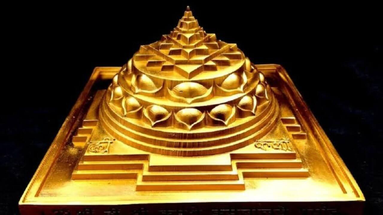 Vastu Tips :  सुख-समृद्धी आणि पैसा पाहिजे?? घरात बसवा श्रीयंत्र