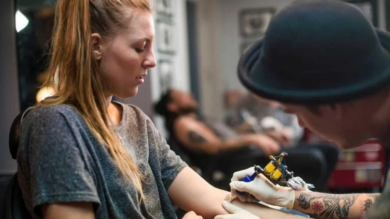 Religious Tatto : शरीरावर टॅटू बनवताना ‘या’ गोष्टी लक्षात ठेवा, अन्यथा…