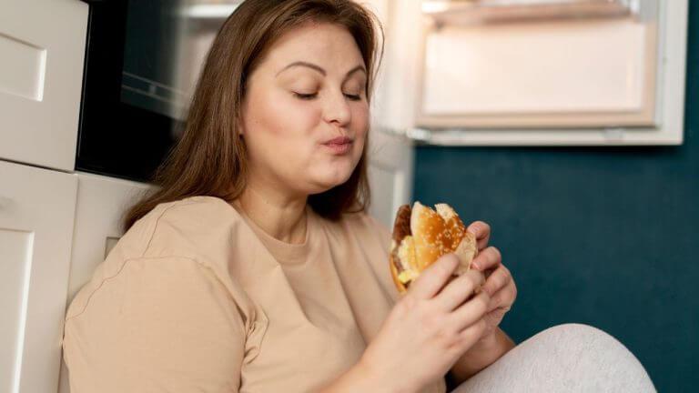 खाण्याच्या ‘या’ ४ सवयींमुळे वेगाने वाढते वजन, जाणून घ्या सविस्तर