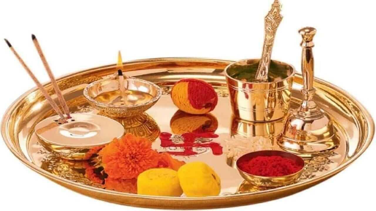 Astro Tips : पूजेत वापरलेल्या ‘या’ जुन्या गोष्टी चुकूनही पुन्हा वापरू नका, अन्यथा…