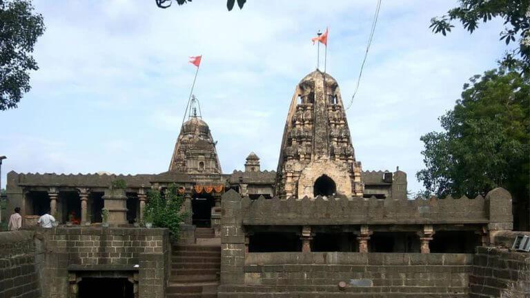 महाराष्ट्रातील गूढ आणि विस्मृतीत गेलेले मंदिर: मूर्तींवर हात फिरवल्यावर निघतात सप्तसूर