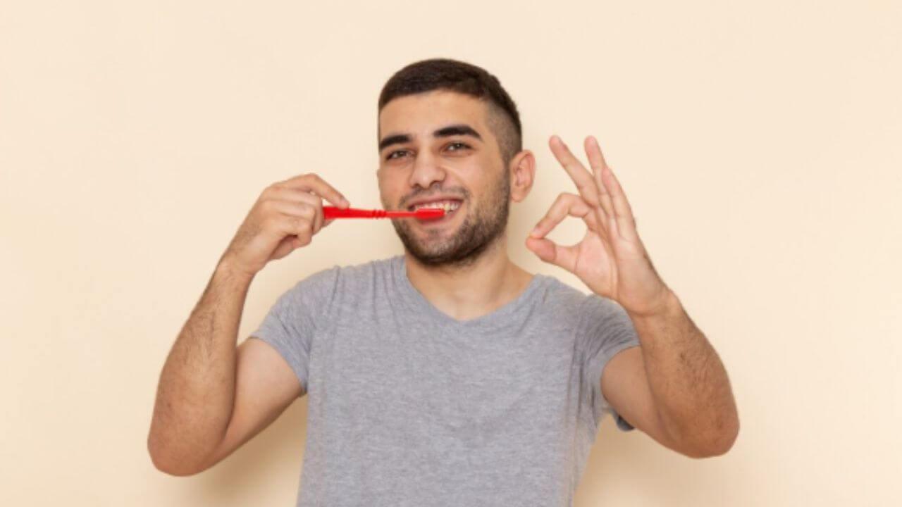 हिरड्या निरोगी आणि मजबूत ठेवायच्या आहेत? मग फॉलो करा ‘या’ टिप्स