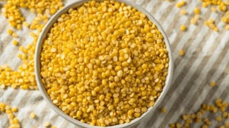 हिवाळ्यात नियमित खा मूग डाळ, आरोग्याला मिळतील अफाट फायदे