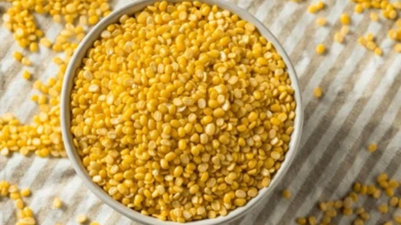 हिवाळ्यात नियमित खा मूग डाळ, आरोग्याला मिळतील अफाट फायदे