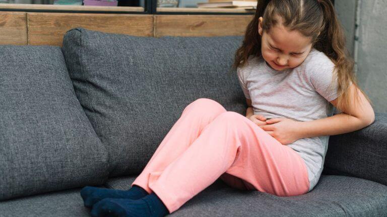 मुलांच्या पोटात सतत जंत होतात? ‘हे’ घरगुती उपाय दूर करतील समस्या