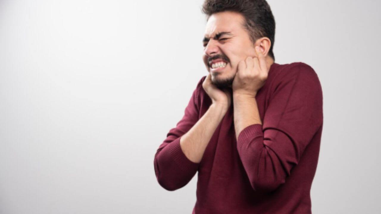 हिवाळ्यात सतत घसा खवखवतो? आराम मिळवण्यासाठी प्या ‘हे’ आयुर्वेदिक ड्रिंक