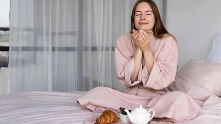 सकाळी-सकाळी आळस आणि नकारात्मकता दूर करायची आहे? मग असं बनवा मॉर्निंग रुटीन