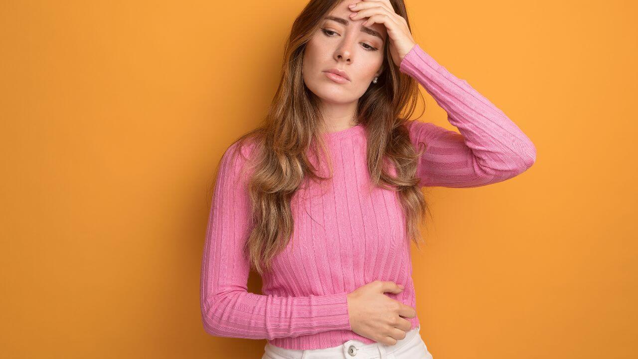 मासिक पाळीत पोट आणि कंबरदुखी होतेय? दिनचर्येत ‘हे’ ५ बदल देतील आराम