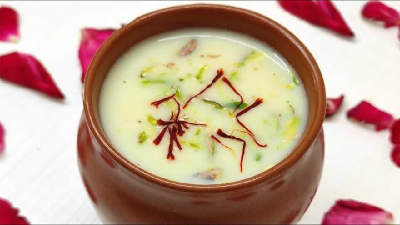 Mahashiratri 2026 : महाशिवरात्रीला महादेवाला अर्पण करा ‘थंडाई’; भोलेनाथ होतील प्रसन्न, जाणून घ्या पौराणिक महत्त्व…