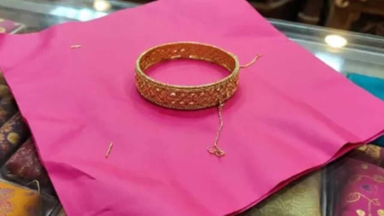 Religion : सोने-चांदी खरेदी करताना गुलाबी कागदाचा वापर का केला जातो? जाणून घ्या धार्मिक आणि वैज्ञानिक कारणे
