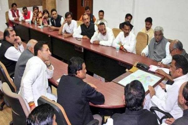 कैबिनेट बैठक के दौरान मंत्रियों ने कही ऐसी बात, प्रमुख सचिव ने दी नसीहत