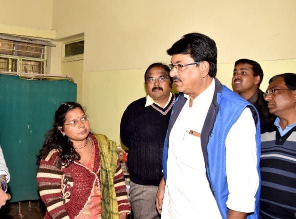 अव्यवस्थाओं को देख भड़के मंत्री जी, एक को किया निलंबित, एक को थमाया नोटिस