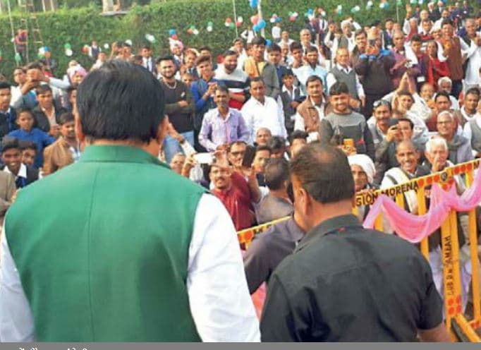 कमलनाथ-सिंधिया की Z प्लस सुरक्षा ने बढ़ाई कांग्रेसियों की नाराजगी, पुलिस ने बेरिकेड्स लगाकर रोका