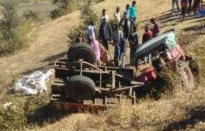 ट्रेक्टर-ट्रोली अनियंत्रित होकर पलटा, तीन महिला की मौत