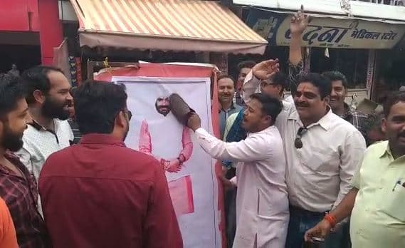 भाजपा नेता की तस्वीर पर पार्षदों ने मारे जूते, जलाया पुतला