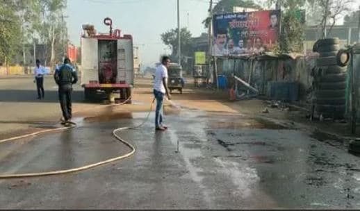 नपा अफसरों का कारनामा, मंत्री के स्वागत में 55 हजार लीटर पानी से धुलवाई सड़कें