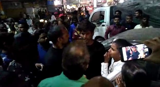 नशे में धुत कार सवार लड़के-लड़कियों ने जमकर मचाया उत्पात, चार लोगों को मारी टक्कर