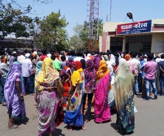 सरपंच पर जानलेवा हमला करने वाले बदमाश फरार, ग्रामीणों ने घेरा थाना