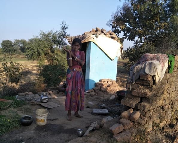 अफसरों की उदासीनता, तीन साल से महिला टॉयलेट में रहने को मजबूर