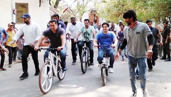 MP की सड़कों पर साइकिल चलाते नजर आये सलमान खान, देखिये वीडियो