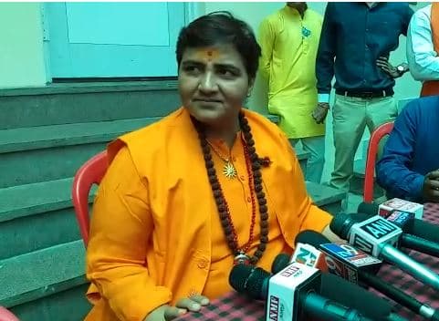 बीजेपी प्रत्याशी साध्वी पर बड़ी कार्रवाई, आयोग ने लगाया 72 घंटे का बैन