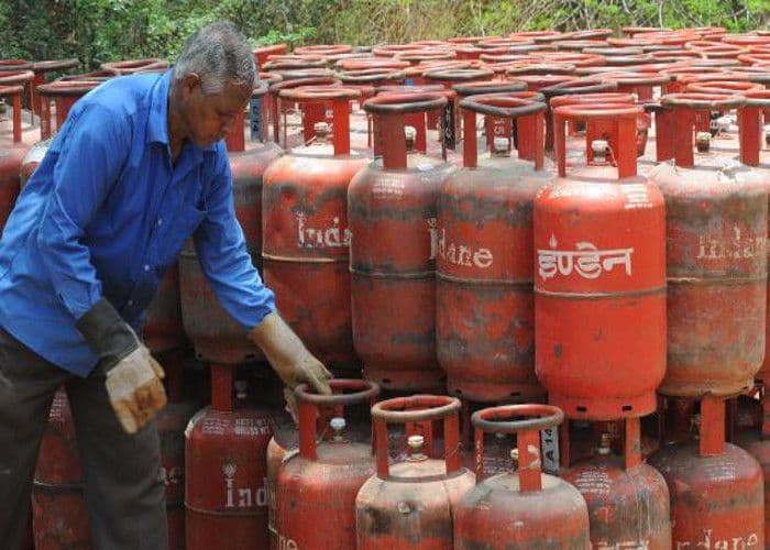 मंहगाई की मार: नए साल में आम आदमी को झटका, 19 रुपये महंगा हुआ रसोई गैस सिलिंडर